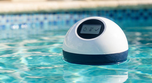 Analizador inteligente de agua flotante para piscina con pantalla digital, midiendo en agua turquesa