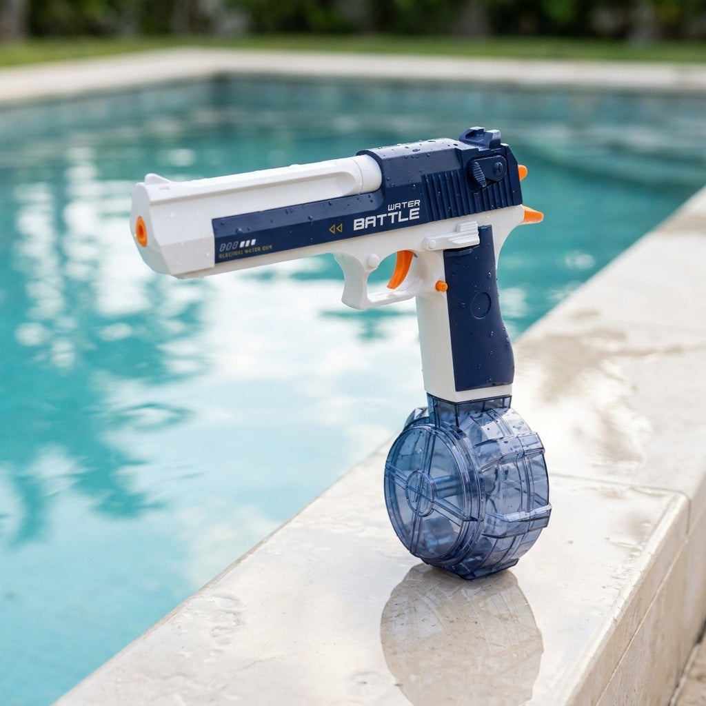 Pistola de agua eléctrica recargable con tambor sobre el borde de una piscina